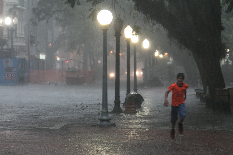 25/01/2016 - PORTO ALEGRE, RS - Depois do calor extremo, forte temporal. chuva, tempestade, água. Foto: Guilherme Santos/Sul21
