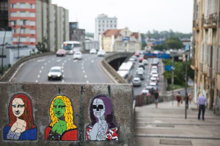 Mona Lisas mais recentes, produto de uma oficina de mosaico, estão no Viaduto da Conceição | Foto: Guilherme Santos/Sul21