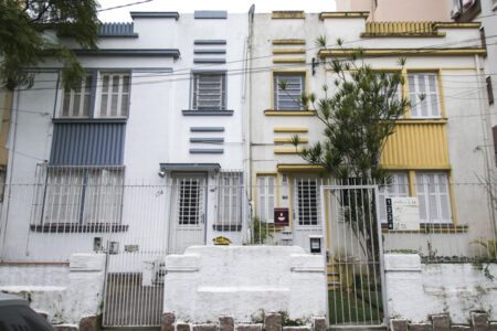 Casas “espelhadas” construídas nos anos 1930 estão presentes na rua | Foto: Guilherme Santos/Sul21
