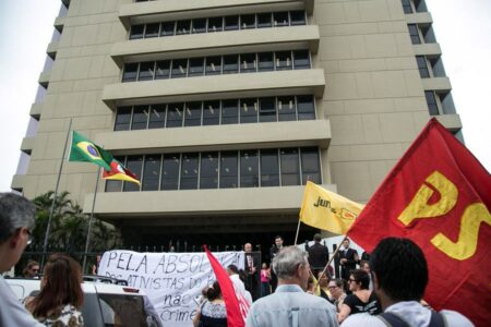 Ato contra a criminalização dos movimentos sociais diante do Foro Central de Porto Alegre | Foto: Maia Rubim/Sul21