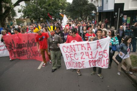 Ato em apoio a Ocupação Lanceiros Negros reuniu centenas de pessoas no início da tarde, em Porto Alegre | Foto: Guilherme Santos/Sul21

