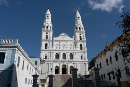 A fachada da igreja preserva as referências do período colonial brasileiro. (Foto: Ramiro Furquim/Sul21)
