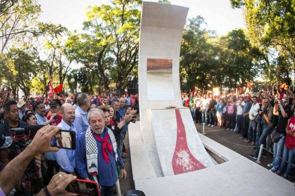 Caravana De Lula Enfrenta Bloqueio E Pedradas Mas Faz Ato Junto A T Mulo De Get Lio Sul