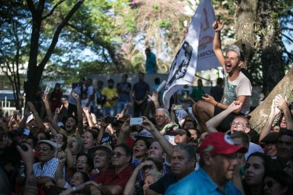 Caravana De Lula Enfrenta Bloqueio E Pedradas Mas Faz Ato Junto A T Mulo De Get Lio Sul