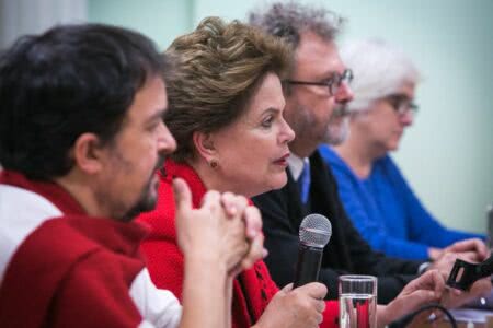 Na mesa, da esquerda para a direita, Marco Weissheimer, Dilma Rousseff, Antonio Castro e Maria Inês Nassif | Foto: Guilherme Santos/Sul21