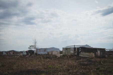 Barracos das famílias foram erguidos com restos abandonados da construção | Foto: Bibiana Canofre/Sul21