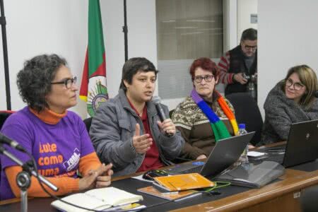 Pesquisadora Suane apresentou o Dossiê sobre o Lesbocídio no Brasil na AL-RS | Foto: Guilherme Santos/Sul21