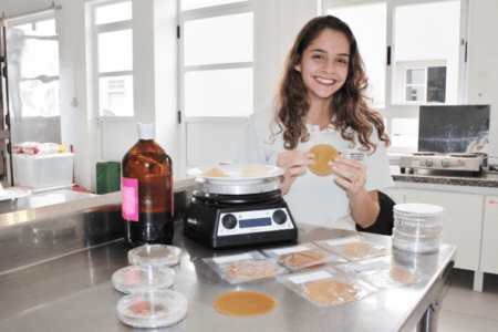 Estudante de Osório é premiada por pesquisa que transforma casca de maracujá em plástico biodegradável