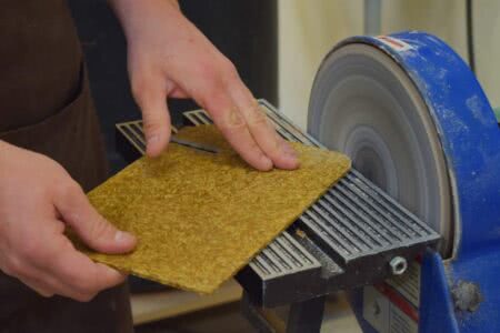 Pesquisa feita na UFRGS cria material com casca de arroz que pode ser usado na construção de móveis