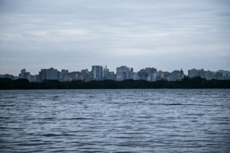 Pesquisa desenvolvida na UFRGS observou o histórico da poluição no Guaíba. Foto: Luiza Castro/Sul21
