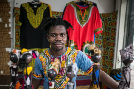 Com lojas de roupas típicas, africanos empreendem e abrem as portas de suas culturas em Porto Alegre