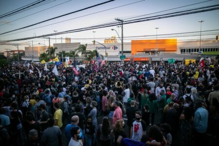 Porto Alegre, 20/11/2020: Ato em frente ao supermercado Carrefour pediu justiça por Beto, assassinado na noite anterior no estabelecimento. Foto: Luiza Castro/Sul21
