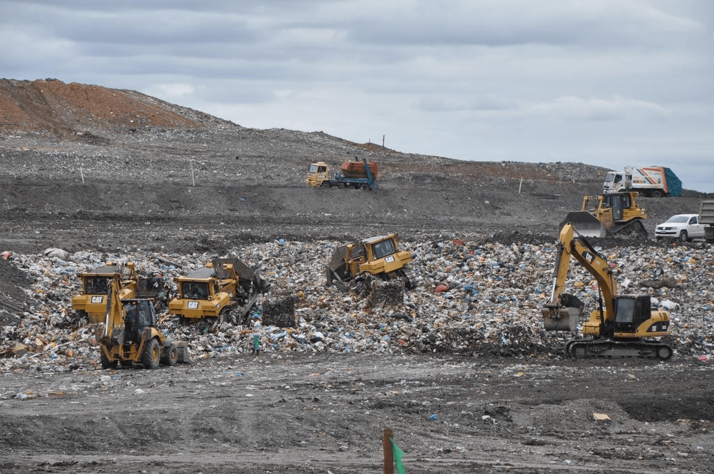 40 mil toneladas por mês: O caminho do lixo orgânico entre o descarte na Capital e o aterro em Minas do Leão