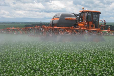 Comissão da Câmara aprova projeto que ‘flexibiliza’ uso de agrotóxicos no país