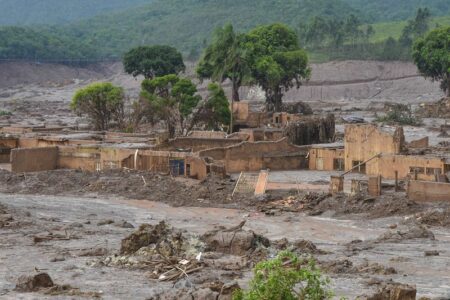 Distrito de Bento Rodrigues, em Mariana (MG), atingido pelo rompimento da barragem de rejeitos da mineradora Samarco. Foto: Antonio Cruz/Agência Brasil