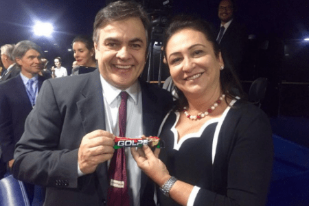 Kátia Abreu ganha chocolate ”Golpe” de senador do PSDB