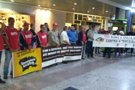 “Deputados não terão sossego”, avisa CUT-RS em protesto contra terceirização e reformas de Temer no Aeroporto