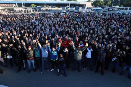 Trabalhadores da Ford iniciam paralisações contra demissão de 364 metalúrgicos