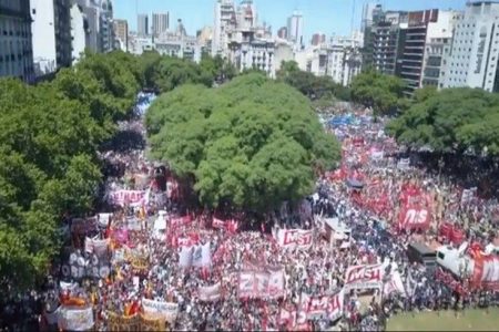 Sob fortes manifestações e greve, governo Macri tenta votar reformas no Congresso