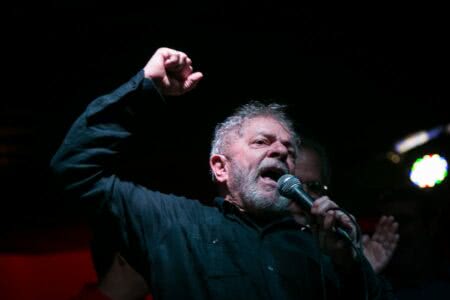 Lula lidera corrida eleitoral mesmo depois de prisão, diz pesquisa CNT/MDA