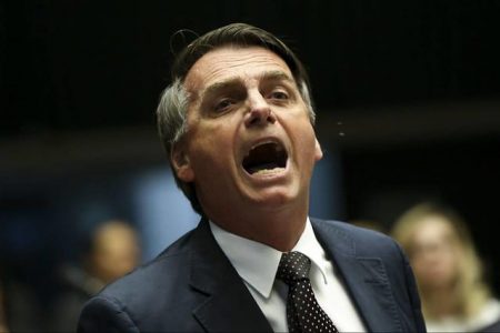 Após ameaças, Bolsonaro manda milícia digital cobrar senadores sobre decreto das armas
