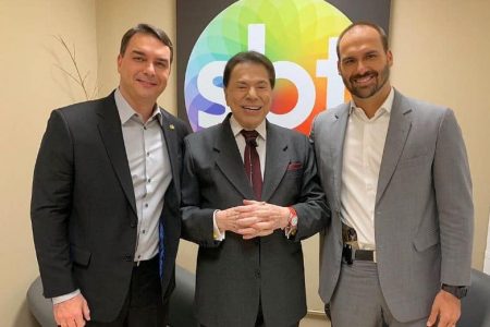 Flávio e Eduardo Bolsonaro gravam programa com Silvio Santos; Eduardo vai armado