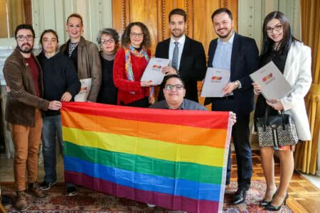 Luciana Genro entrega relatório da Comissão LGBT ao governador Eduardo Leite