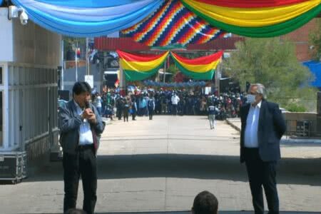 Após um ano de exílio, Evo Morales deixa a Argentina e retorna à Bolívia