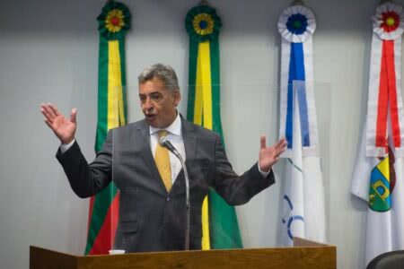Sebastião Melo toma posse como prefeito de Porto Alegre prometendo ‘diálogo e respeito às diferenças’