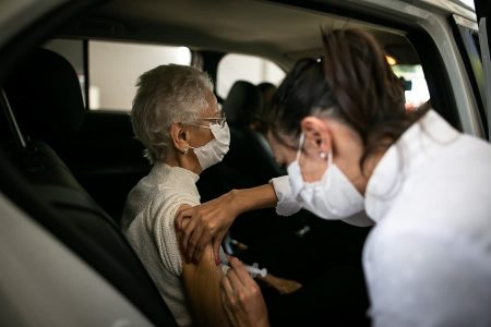 Prefeitura de Porto Alegre mantém vacinação para idosos de 85 anos ou mais durante o Carnaval