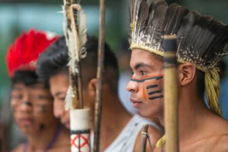 Lideranças indígenas buscam apoio da União Europeia contra invasão de garimpeiros