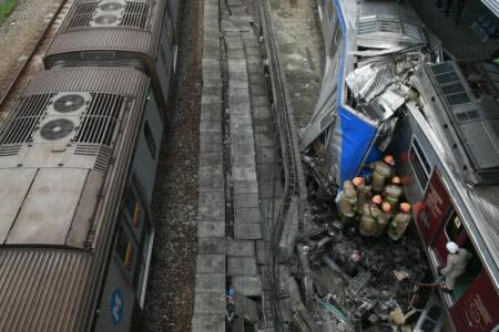 Na foto, colisão de dois trens na Zona Norte do Rio de Janeiro. (Foto: Tânia Regô/Agência Brasil)