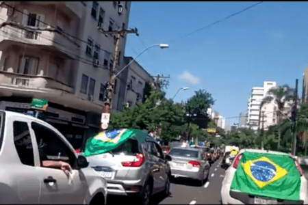 Na semana recorde de mortes por covid-19, Porto Alegre tem carreata contra medidas para conter o vírus