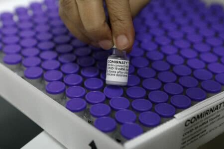 Testes mostraram segurança no uso da vacina da Pfizer em crianças. Foto: Hélia Scheppa/SEI