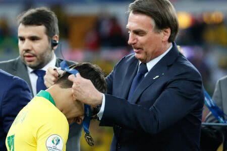Apesar do agravamento da pandemia no Brasil, o governo Bolsonaro foi um dos articuladores para a realização da Copa América no país, junto a CBF. Foto: Carolina Antunes/PR