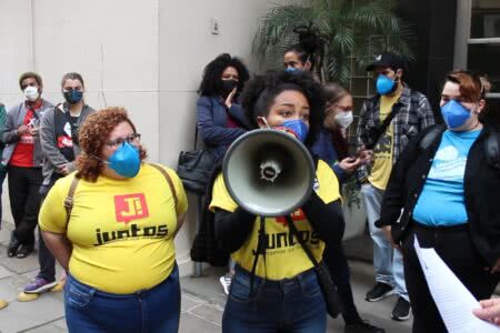 Manifestação contra o desligamento de estudantes cotistas diante da Reitoria da UFRGS | Foto: Pedro Feltrin