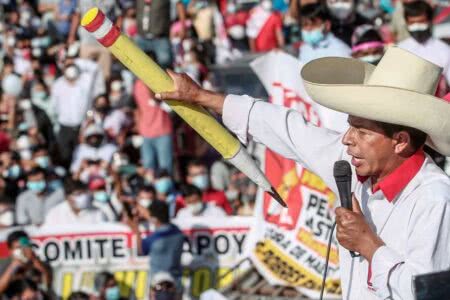 Após anunciar dissolução do Congresso, presidente do Peru é destituído do cargo