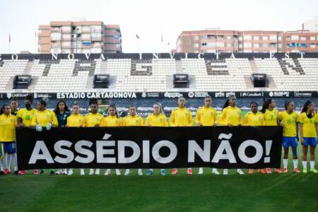 Seleção brasileira de futebol feminino entra em campo com faixa: ‘Assédio não’