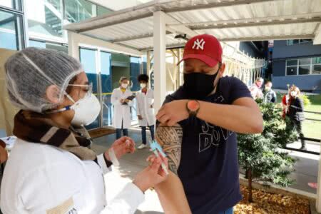 Desafio do Brasil para controlar a pandemia é seguir aumentando o alcance da imunização. Foto: Cristine Rochol/PMPA