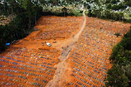 Três anos depois, Brasil chega a 700 mil mortos pela covid