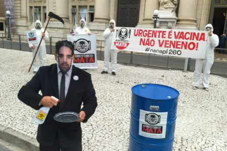 Ação de rua denuncia projeto de Eduardo Leite para liberar novos agrotóxicos no RS
