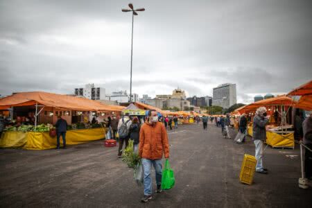 Em tempos de redobrar a higiene, feirantes de Porto Alegre enfrentam rotina de trabalho sem banheiros