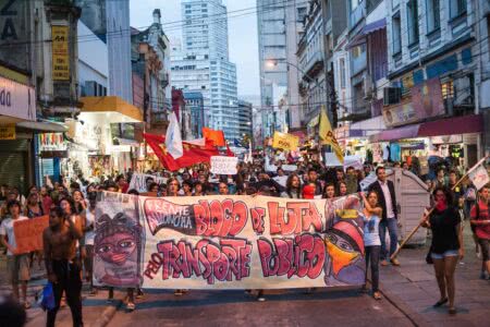 Protestos de 2013, em Porto Alegre, iniciaram com mobilização contra o aumento das passagens de ônibus. (Foto: Ramiro Furquim/Sul21)