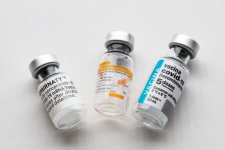 RS recebe 251 mil novas doses de vacinas contra a covid-19