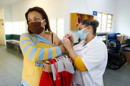 Vacinação chega a pessoas de 36 anos nesta terça (13). Foto: Cristine Rochol/PMPA