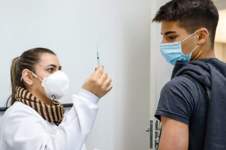 Governo do RS e municípios decidem manter vacinação de adolescentes contra covid