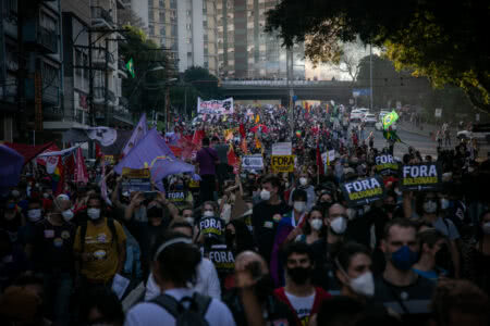 Milhares voltam às ruas de Porto Alegre para pedir ‘Fora Bolsonaro’