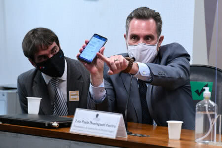 Dominguetti mostra áudio de Luis Miranda à comissão. Foto: Edilson Rodrigues/Agência Senado
