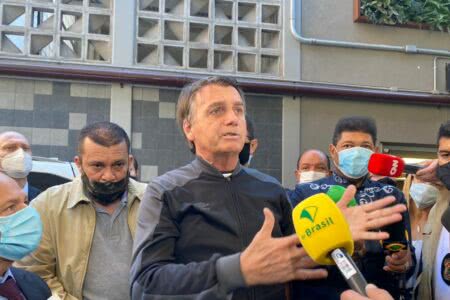 Bolsonaro recebe alta do hospital após internação por obstrução intestinal