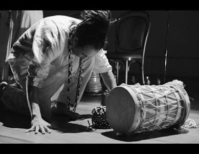Foto de Alass Deriva registrando o poeta Richard Serraria em ação